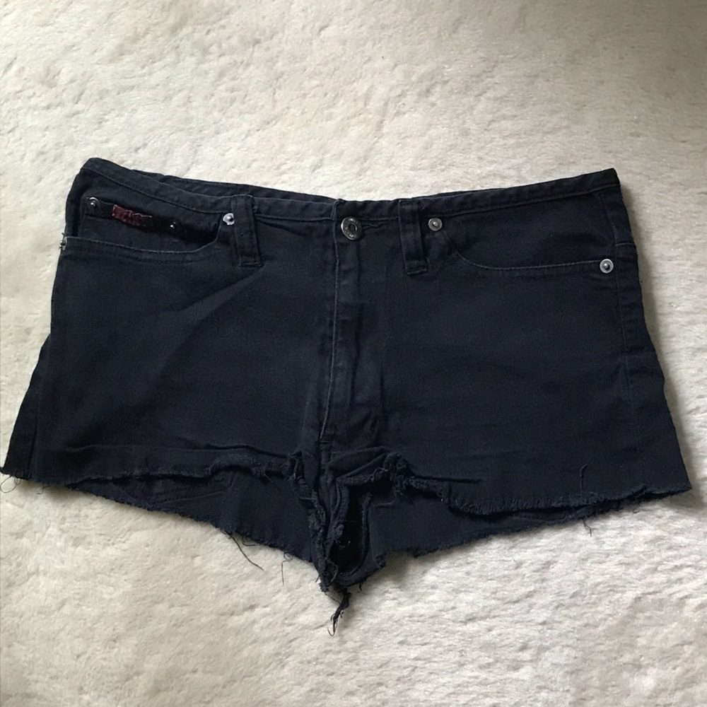 Short cutoff shorts